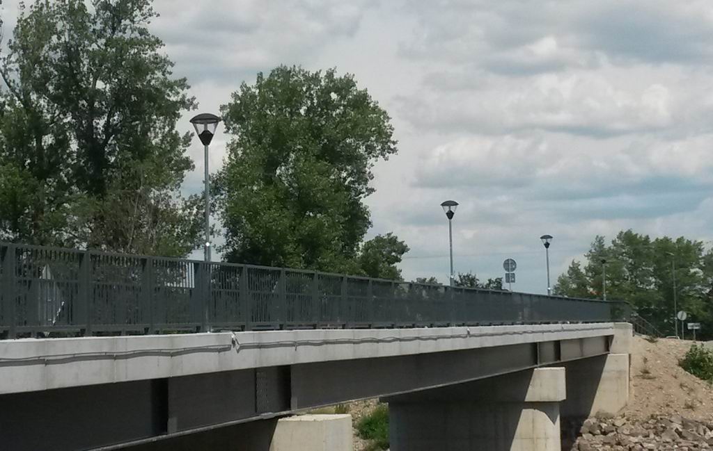 Osvetlenie mostu medzi Novym a Starym Tekovom