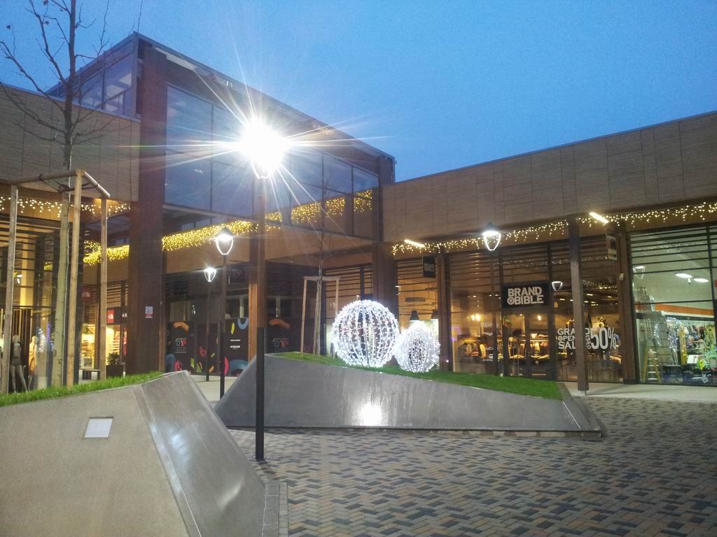 Osvetlenie obchodneho centra Voderady