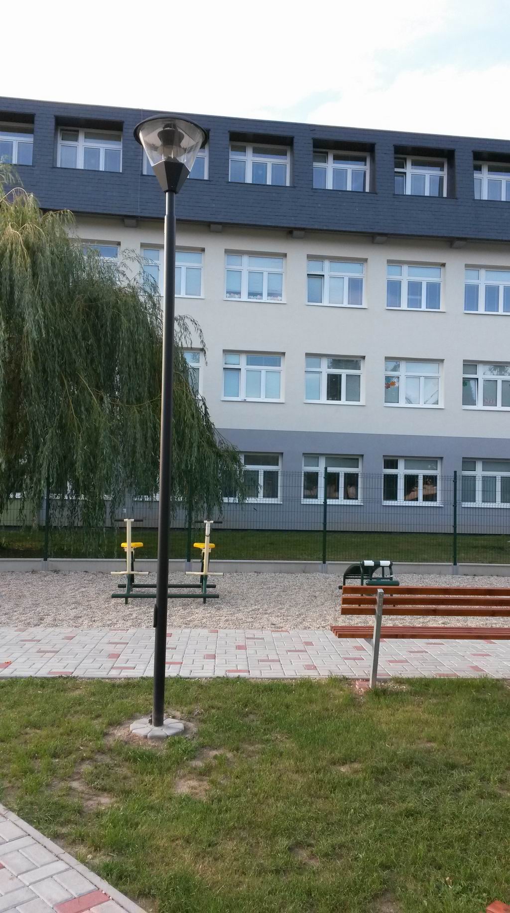 Osvetlenie parku okolo zakladnej skolu v Strecne